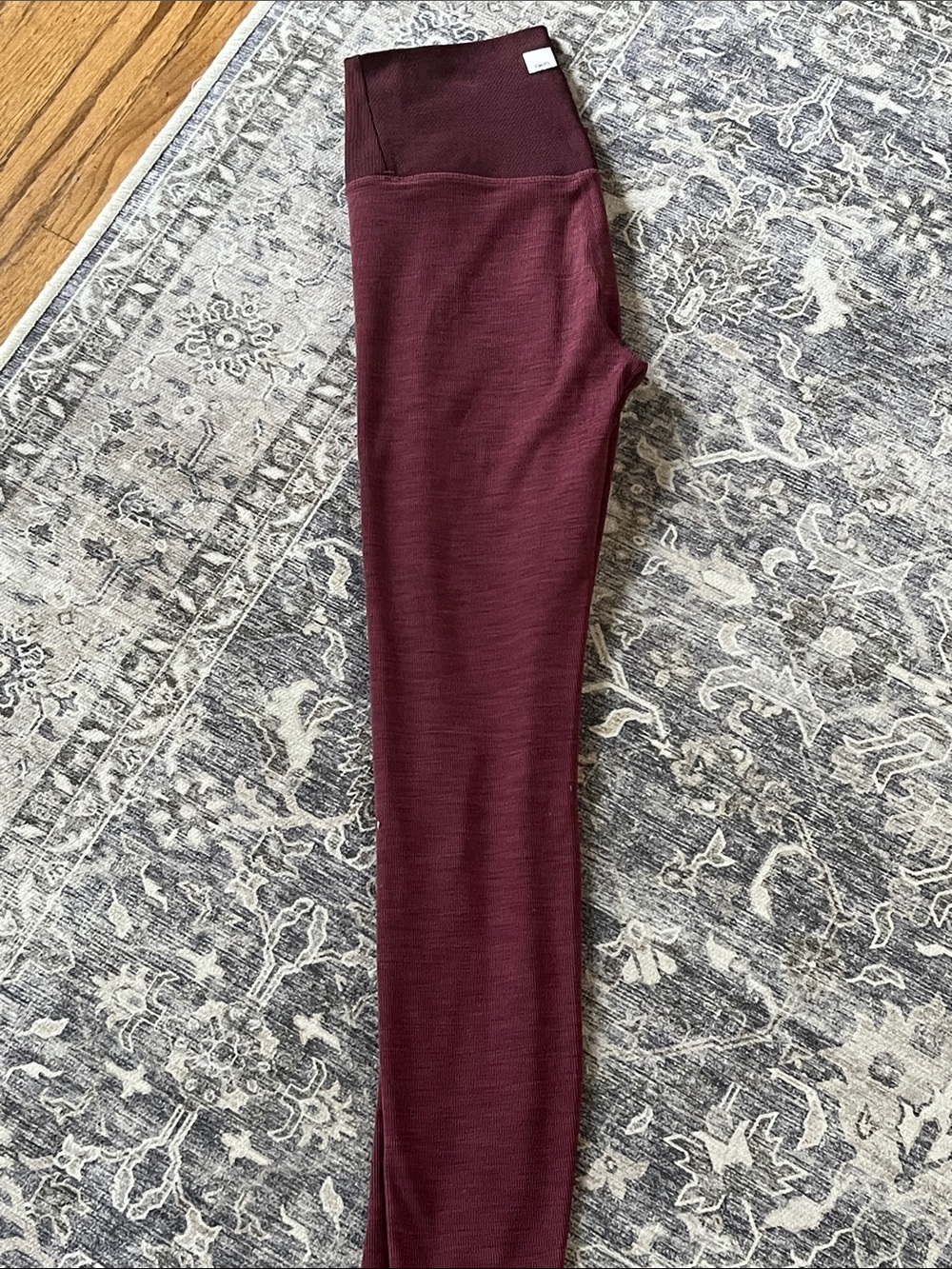 Vuori High-Waist Leggings in Burgundy - Picture 2 of 5